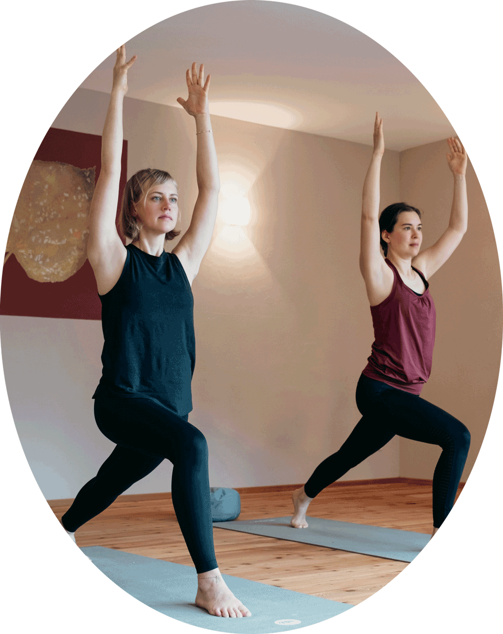zwei Frauen beim Yoga