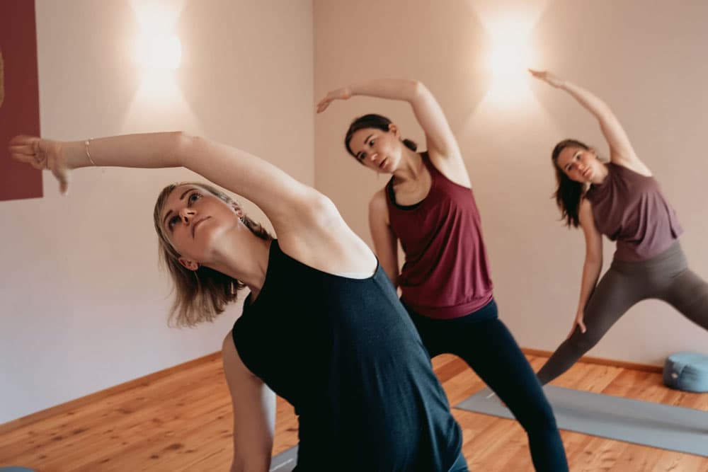 Bild von Frauen die Yoga machen
