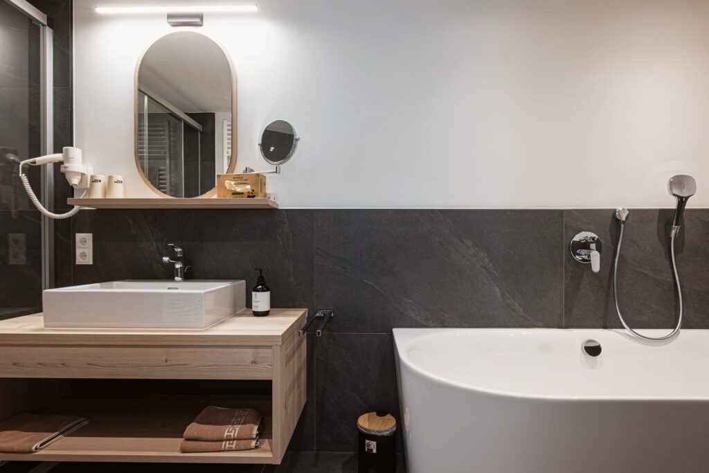 Bild vom Studio Lindenbaum Badezimmer mit Badewanne Spiegel, Waschbecken und Dusche