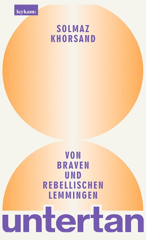 Buchcover von Solmaz Khorsand: untertan – Von braven und rebellischen Lemmingen, erschienen im Leykam Verlag. Das Cover zeigt zwei orangefarbene, sich berührende Halbkreise auf hellem Hintergrund mit violetter Schrift.