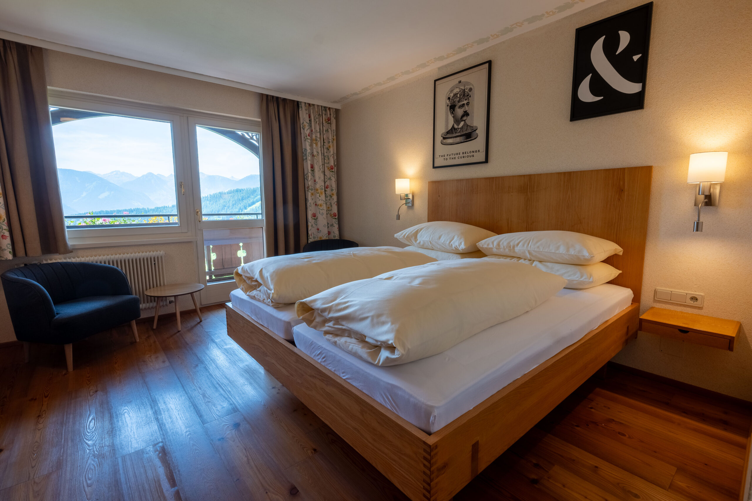 Doppelzimmer mit Aussicht, Fokus auf Doppelbett